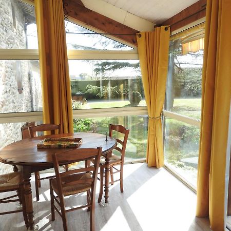 Gite De La Pierre Verte Saint-Lattier Eksteriør bilde