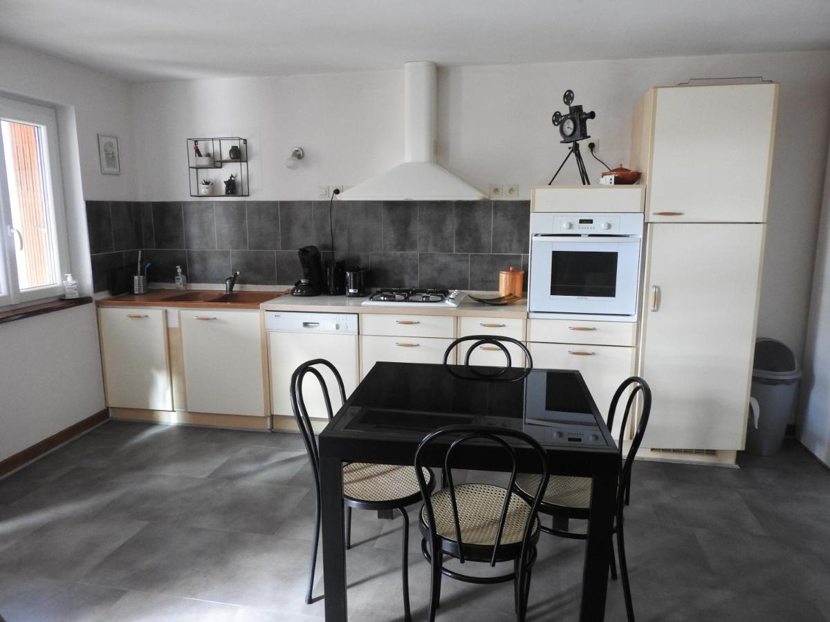 Gite De La Pierre Verte Saint-Lattier Eksteriør bilde